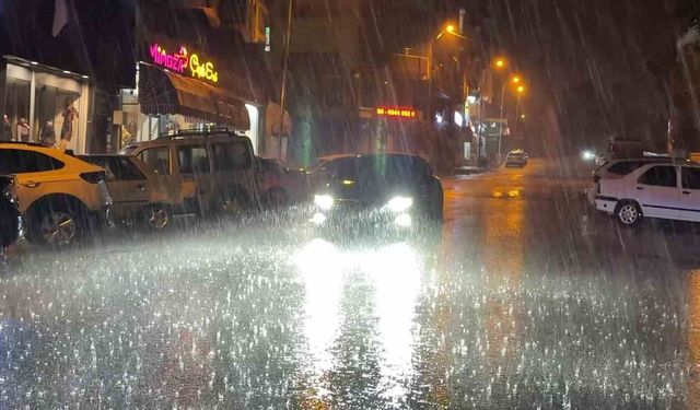 Siverek'te sağanak yağış sele neden oldu: Evleri su bastı