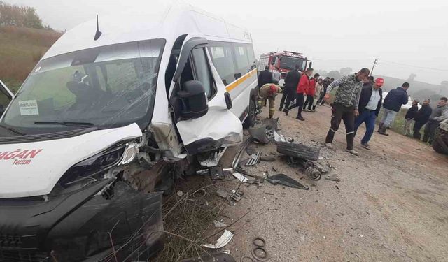 Susurluk'ta işçi servisi ile otomobil kafa kafaya çarpıştı: 10 yaralı