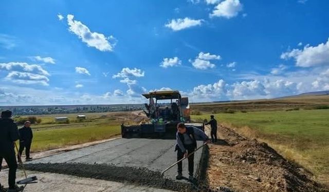 Susuz Kırçiçeği köyünde 1,5 kilometrelik beton yol çalışması başladı