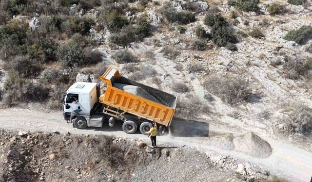 Tarsus'un kırsal mahallelerinde yol çalışmaları sürüyor