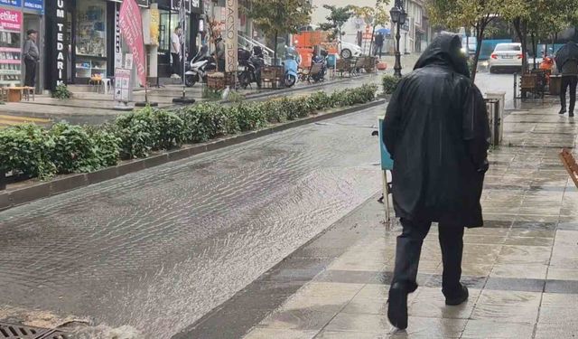 Tekirdağ'da beklenen yağış etkisini gösterdi, yollar adeta dereye döndü