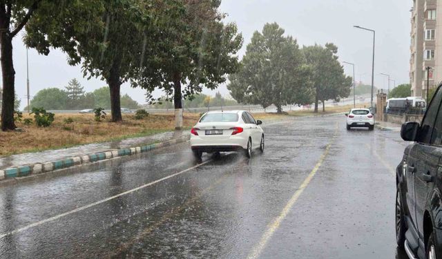 Tekirdağ'da sağanak yağış hayatı olumsuz etkiledi