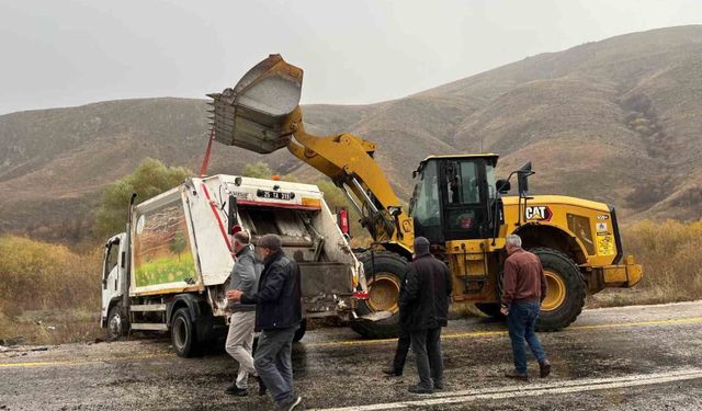 Tekman'da çöp kamyoneti kaza yaptı: 1 yaralı