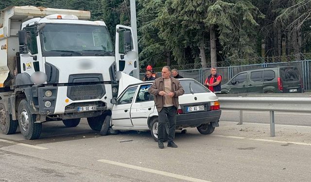 Ters yöne giren otomobil hafriyat kamyonunun altına girdi