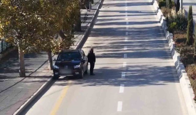 Trafik denetimindeki ilginç anlar dron kamerasında: Aracını bırakıp yaya olarak kaçmaya çalıştı