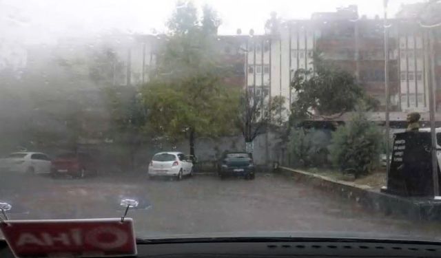 Tunceli'de şiddetli yağış sürücülere zor anlar yaşattı