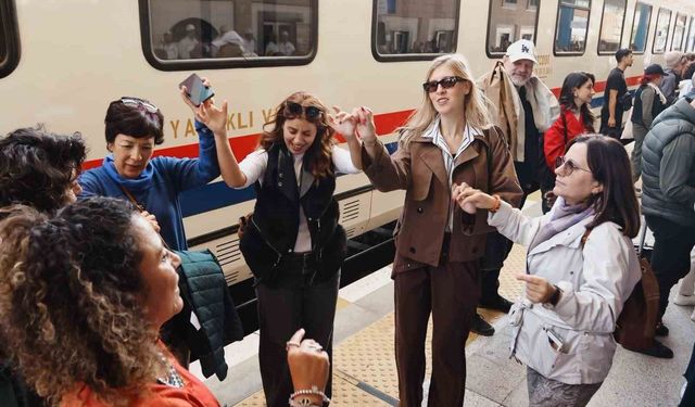 Turistik Karaelmas Ekspresi yolcularını Madenci Korosu coşkuyla karşıladı