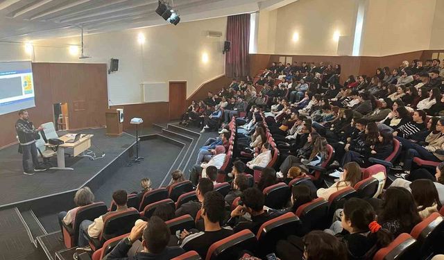 Üniversite öğrencilerine uyuşturucuyla mücadele eğitimi verildi