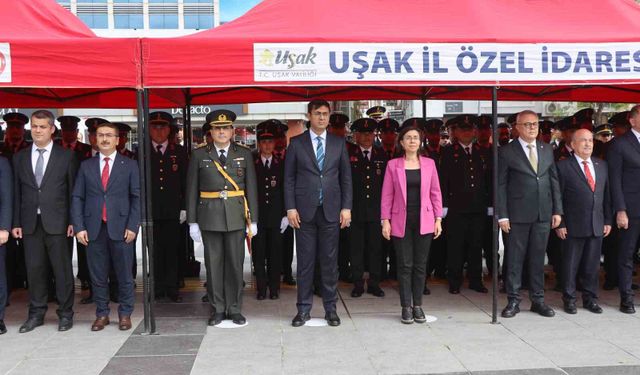 Uşak'ta 29 Ekim kutlamaları çelenk töreniyle başladı
