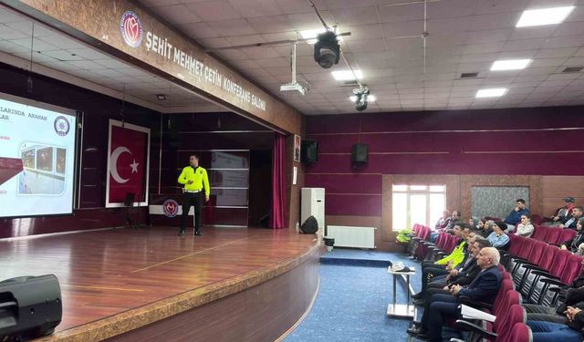 Uşak'ta okul servisi sürücülerine trafik güvenliği eğitimi