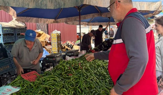 Uşak'ta semt pazarlarında fiyat takibi yapıldı