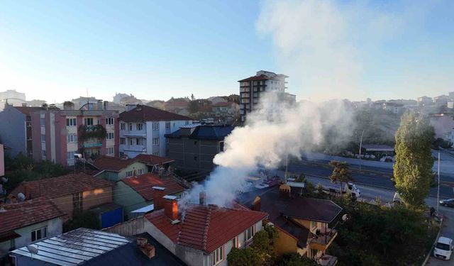 Uşak'ta tek katlı evin çatısında çıkan yangın söndürüldü