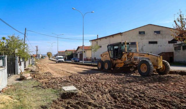 Uşak'ta yol yenileme çalışmaları sürüyor