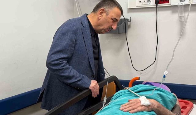 Vali Hacıbektaşoğlu enkazdan çıkarılan yaralıyı hastanede ziyaret etti