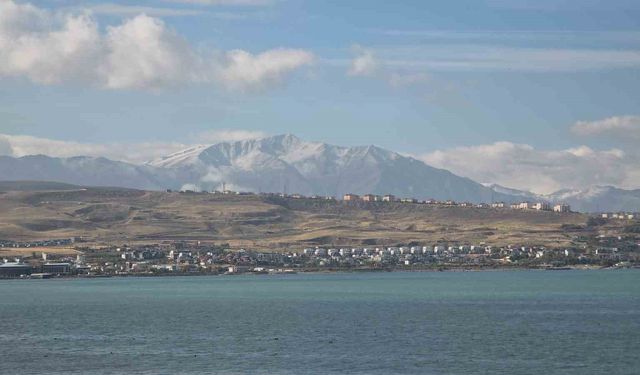 Van'da beyaz zirveler ile gölün maviliği aynı karede buluştu