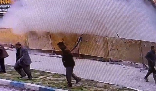Van'da kazı alanının yanındaki lokantanın çökme anı güvenlik kamerasında