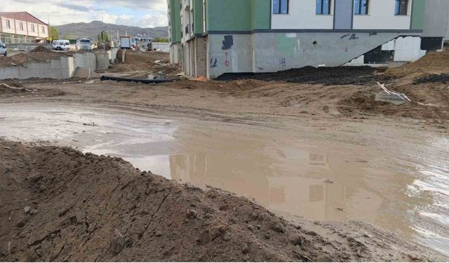 Van'da öğrencilerin okul yolunda çamur çilesi