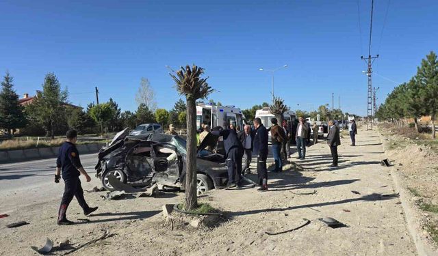 Van'da otomobil ile kamyonet çarpıştı: 5 yaralı