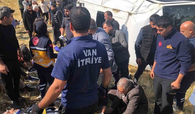 Van'da tır yolcu minibüsü ile çarpıştı: 11 yaralı