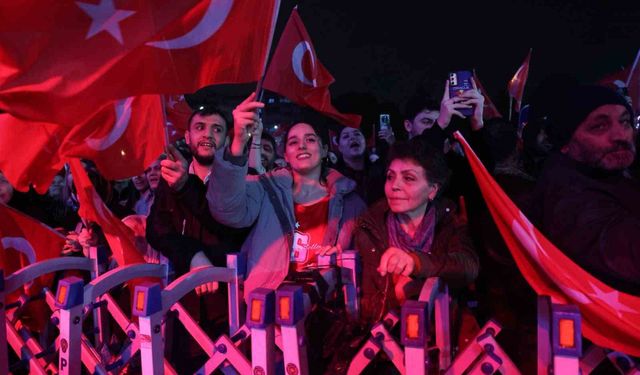 Yağmura rağmen Bursa'da Cumhuriyet coşkusu dinmedi