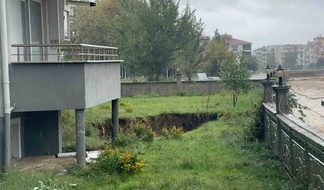 Yalova'da 5 katlı binanın bahçesinde toprak çöktü: Bina tahliye edildi