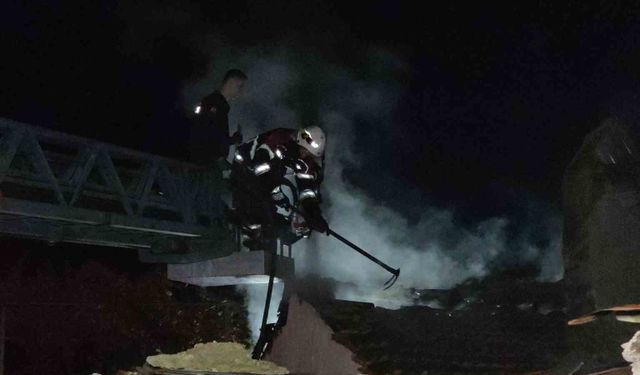 Yangında ev kül oldu, 4 kişilik aile zor kurtuldu