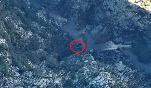 Yazılı Kanyon'da mahsur kalıp kurtarılan 3 gönüllünün tespit edilme anı dron kamerasına yansıdı