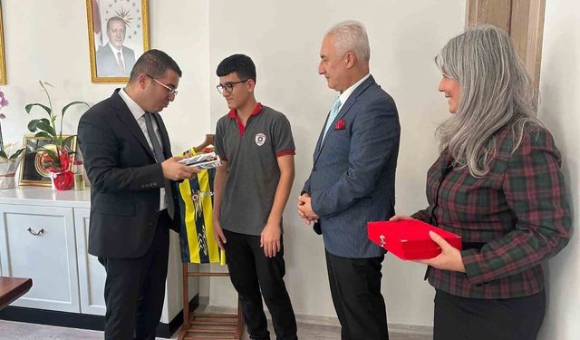 Yere düşen Türk bayrağını öpüp başına koyan liseli öğrenciye makamda kabul