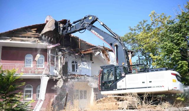 Yeşilyurt'ta metruk yapı yıkıldı