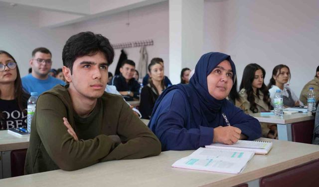 Yıllar sonra eğitim hayatına dönen kadın oğluyla aynı üniversitede okuyor
