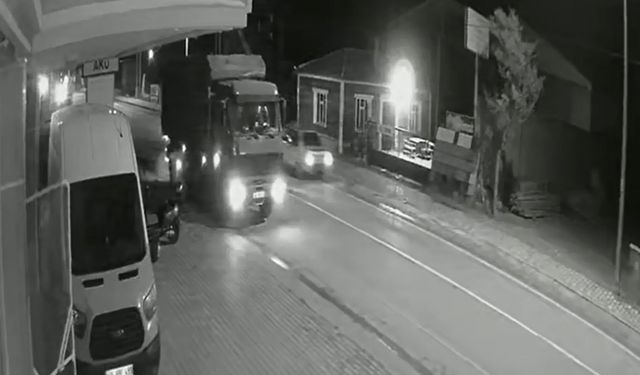 Yolda kalan kamyona otomobil arkadan çarptı