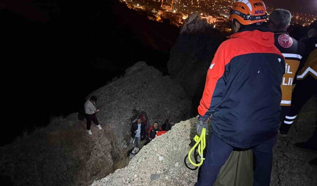 Yolunu kaybetti, kayalıklardan düştü