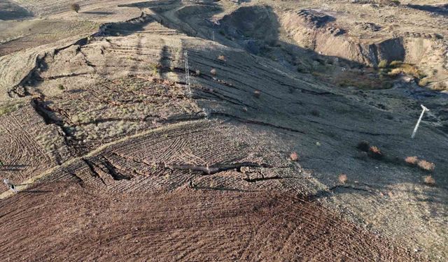 Yozgat'ta korkutan görüntü: Tarlada derin yarıklar ve çökmeler oluştu