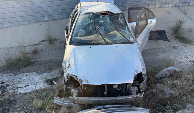 Yozgat'ta refüje çarpan otomobil devrildi, 3 kişi yaralandı