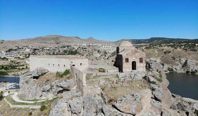 Yüksek Kilise yerli ve yabancı turistleri ağırlamaya devam ediyor