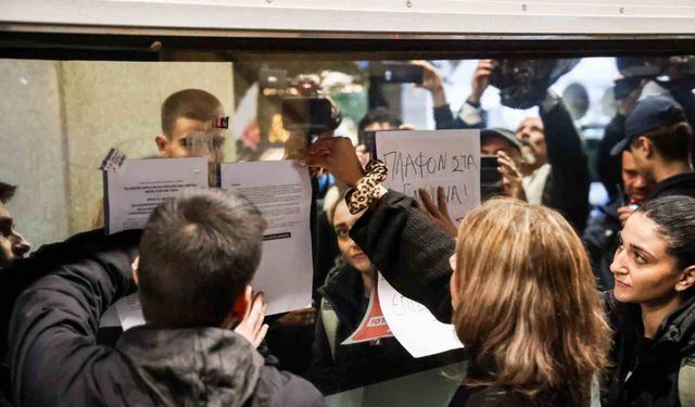 Yunanistan'da öğrenciler eğitime ayrılan ödenek yetersizliğini protesto için sokağa indi