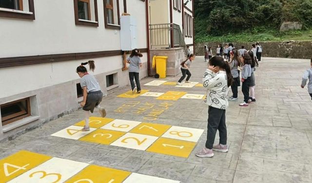 RTEÜ Halk Dansları Topluluğu’ndan "Minik Adımlar Okul Bahçesinde" projesi