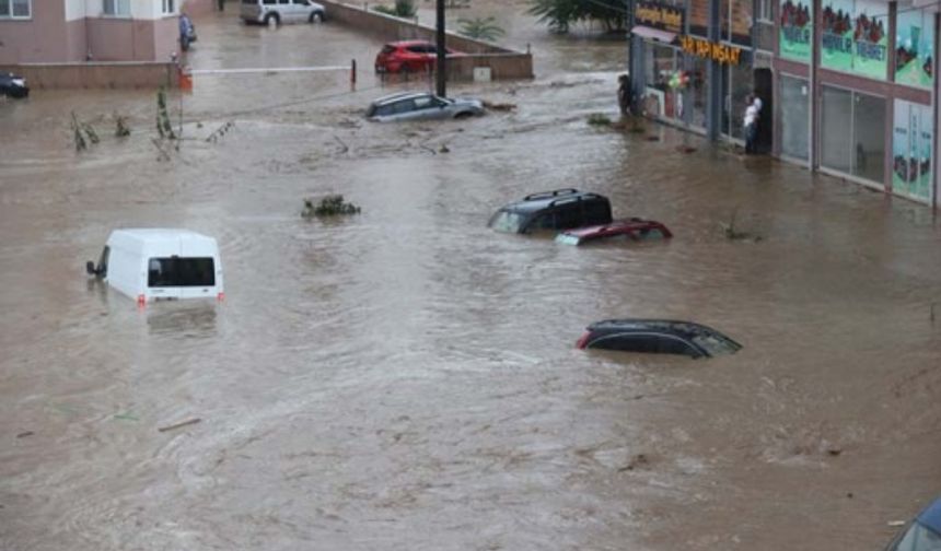 Rize’de ev ve iş yerlerini su bastı, araçlar suyun altında kaldı