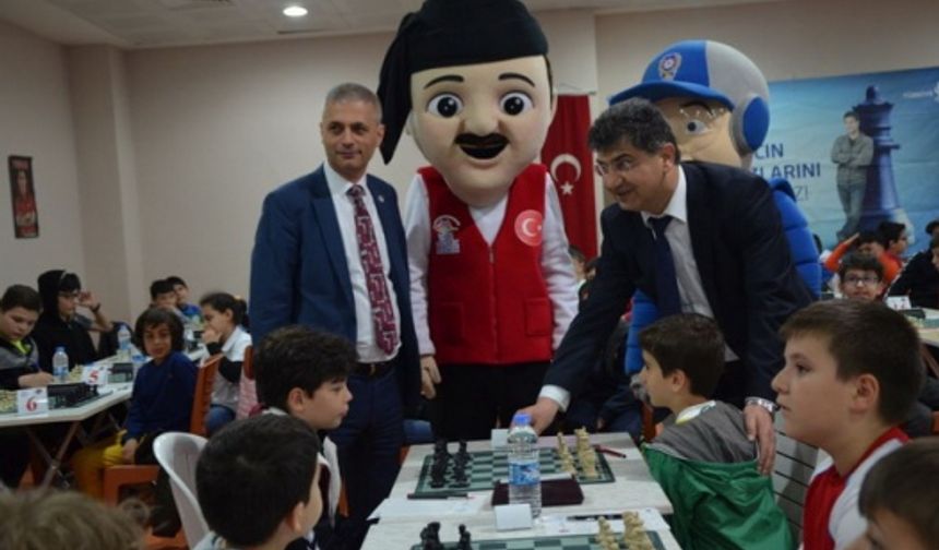 07-08 Nisan tarihlerinde Rize Gençlik Merkezi’nde düzenlenen satranç turnuvası saygı duruşu ve istiklal marşının okunmasıyla birlikte İl Emniyet Müdür Yardımcısı Nahit KARAKAŞ’ın açılış hamlesi ile başladı.