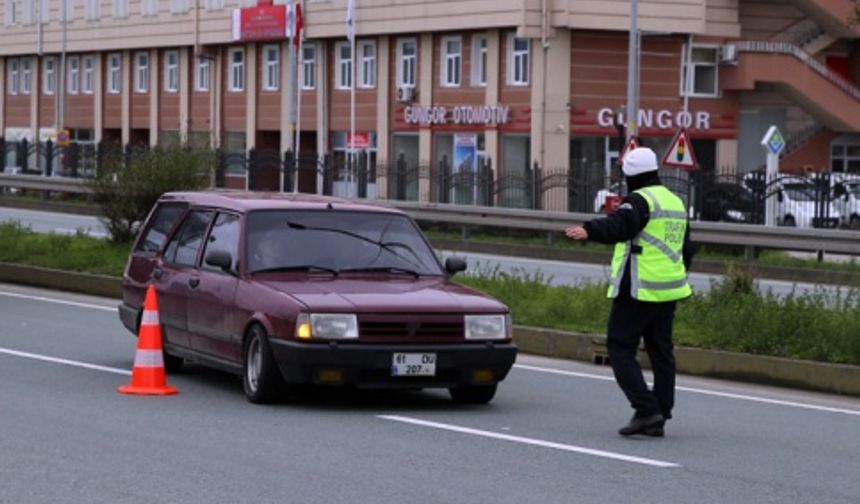 Rize'de modifiye araçlar polisleri şaşırttı