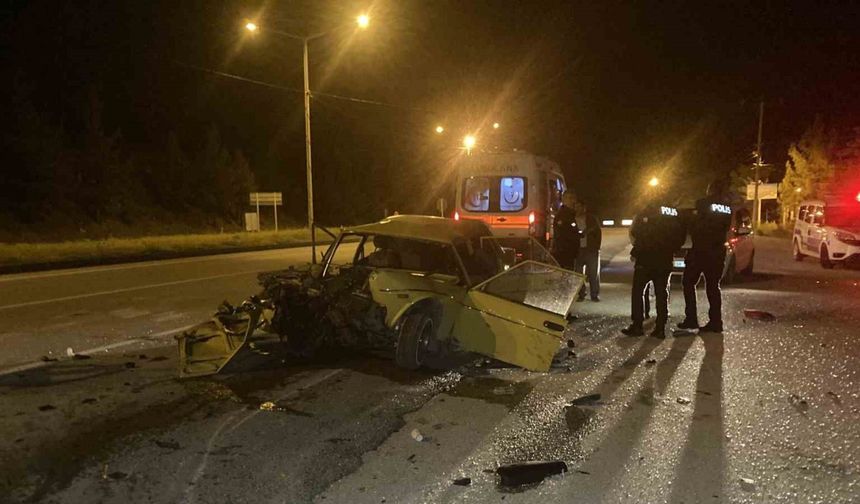Alkollü ve ehliyetsiz sürücü yol kenarında duran tıra çarptı: 3 yaralı
