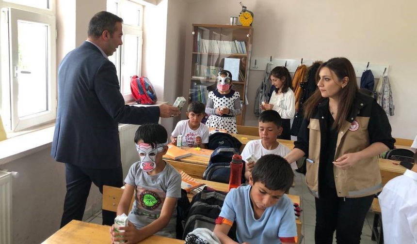 Dünya Süt Günü çocuklara süt dağıtılarak kutlandı