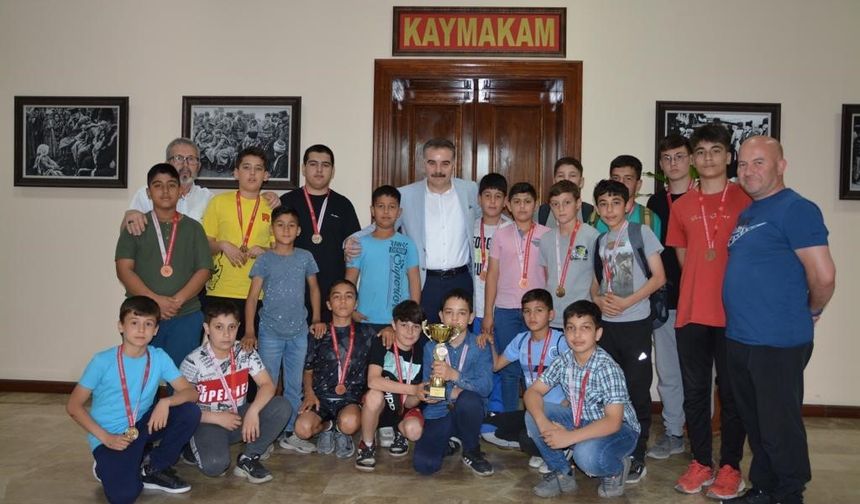 Kaymakam Odabaş, şampiyon güreşçileri makamında ağırladı