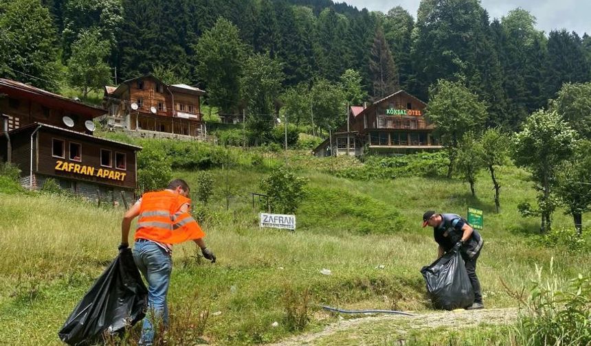 Turist gidiyor çöpü kalıyor; Ekipler poşet poşet çöp topluyor