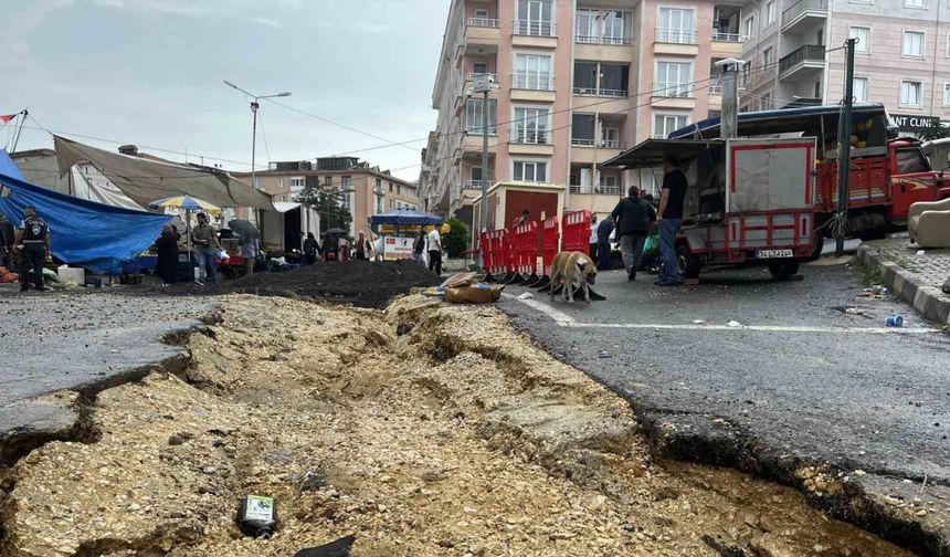 Çatalca’da yoğun yağıştan dolayı yol çöktü