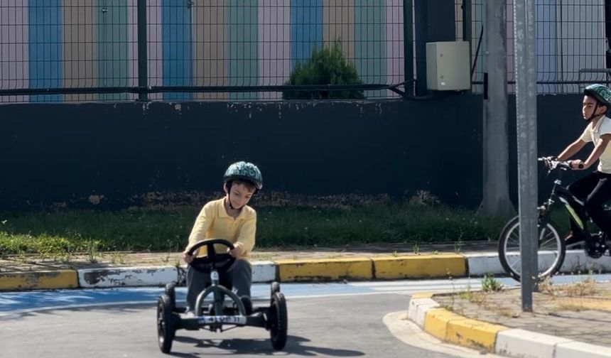 Çocuklar direksiyon başına geçti