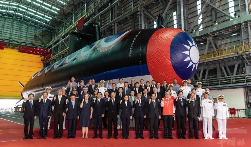 Tayvan ilk yerli denizaltı prototipini test için suya indirdi