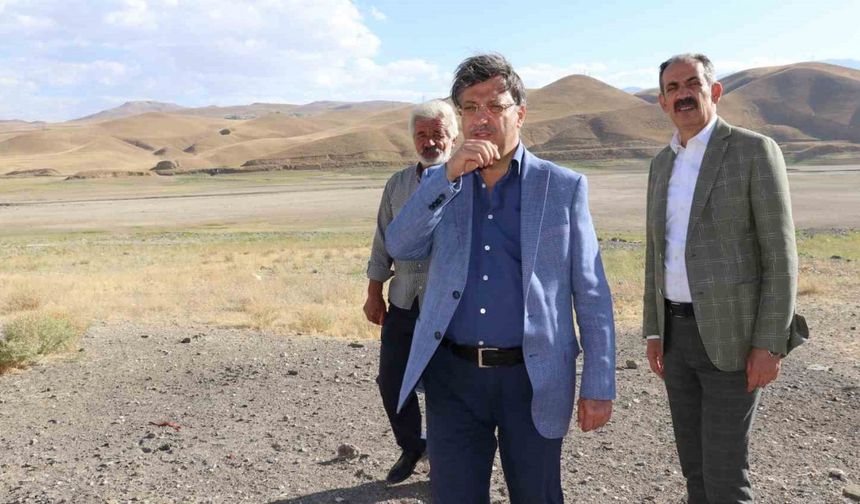Vekil Türkmenoğlu kuruyan Zernek Barajı’nda incelemelerde bulundu