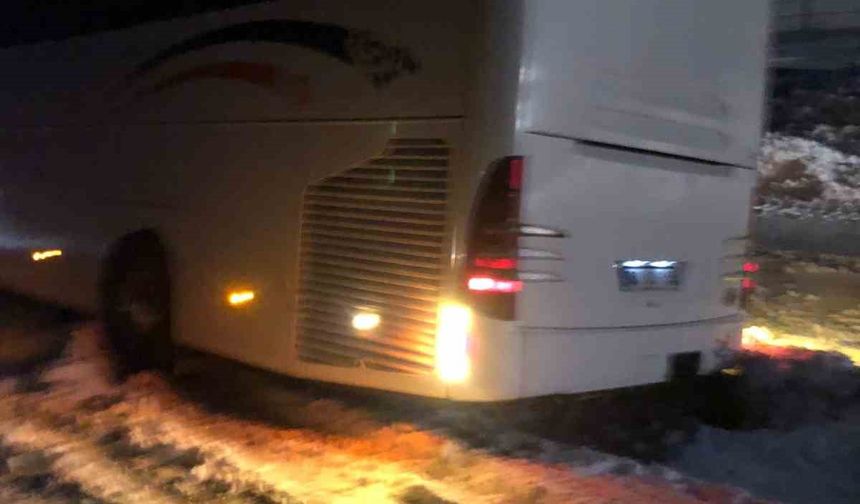 Artvin’de otobüs kara saplandı, yolda yolcular mahsur kaldı