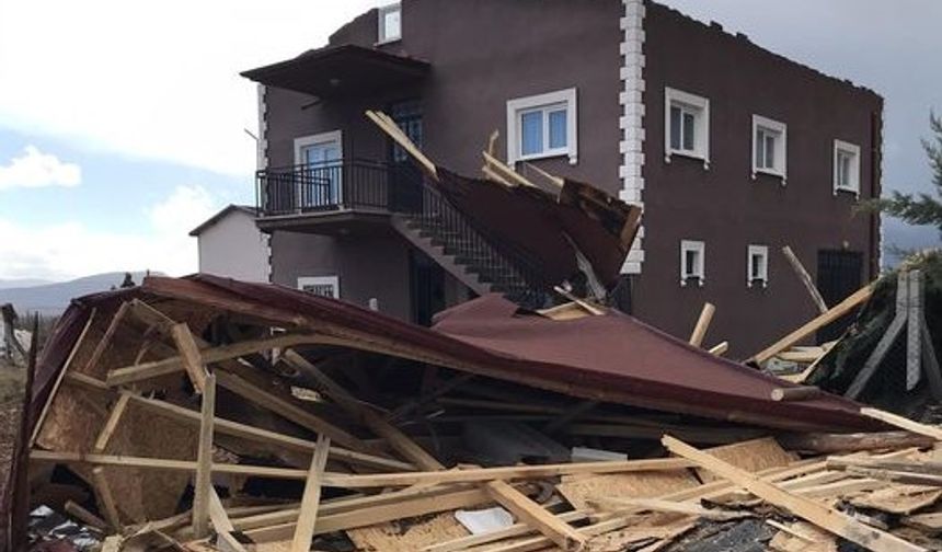 Beyşehir’de fırtınada evlerin çatısı uçtu